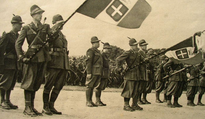 Maggio 1942, la Cuneense è schierata sul lungo Stura a Cuneo per rendere omaggio al Re Vittorio Emanuele III
